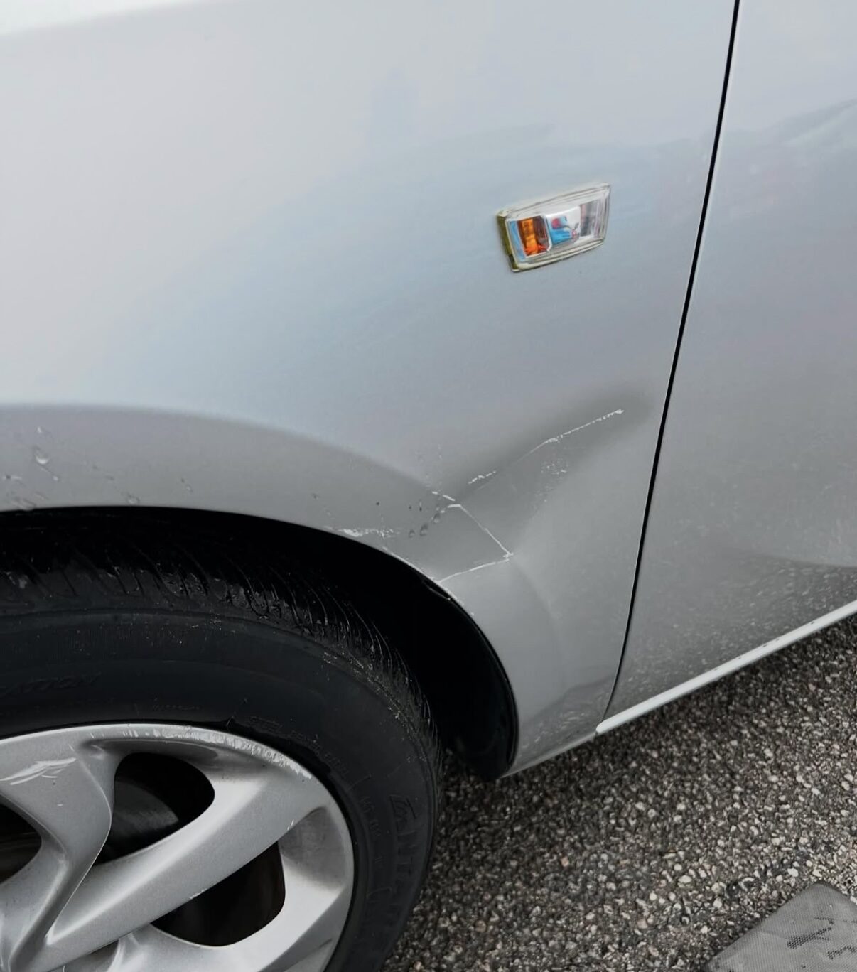Verformter Radlauf an einem silbernen Fahrzeug