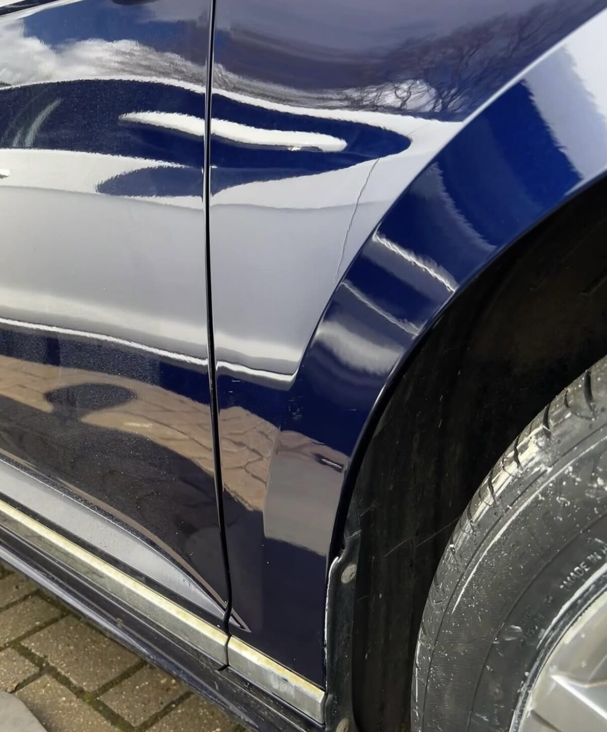 Dieselbe Fahrzeugseite nach der Blechinstandsetzung