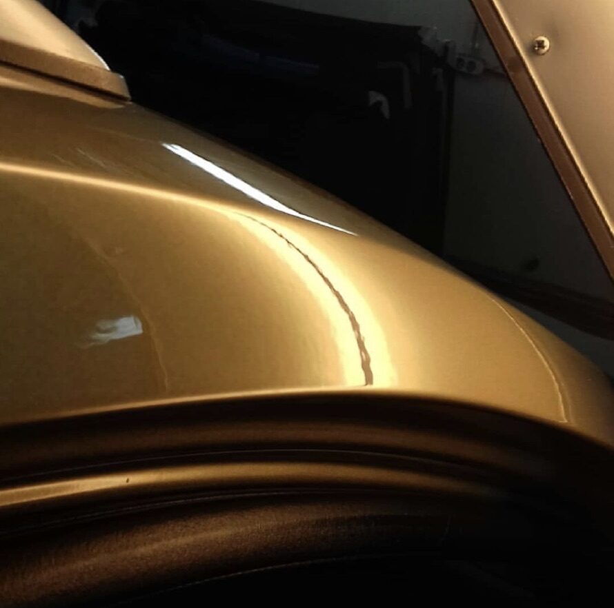 Die Motorhaube ohne sichtbare Delle nach der Reparatur