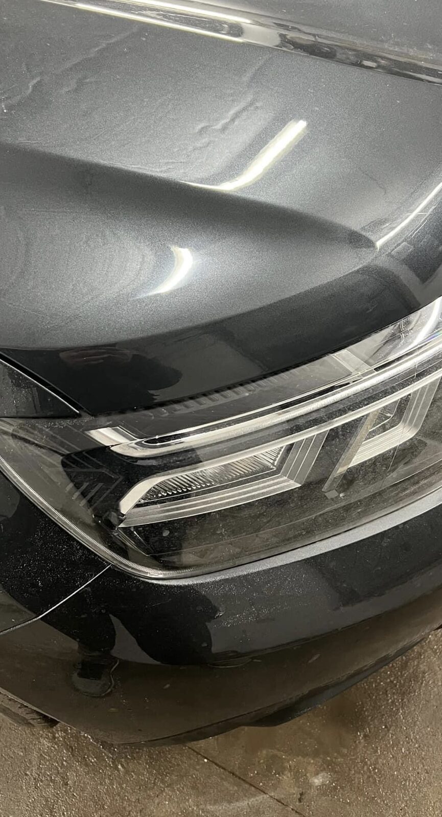 Dieselbe Fahrzeugfront nach der Karosserieinstandsetzung
