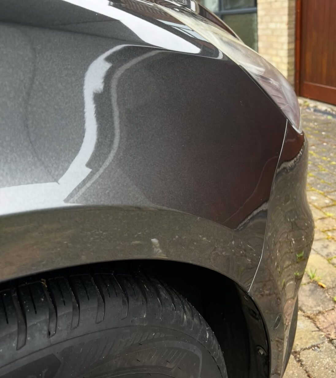 Der Kotflügel mit sauberer Fläche nach der Reparatur