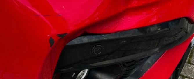 Unfallinstandsetzung an der beschädigten Front eines Fahrzeugs