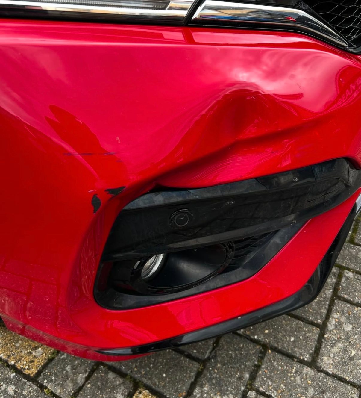 Unfallinstandsetzung an der beschädigten Front eines Fahrzeugs